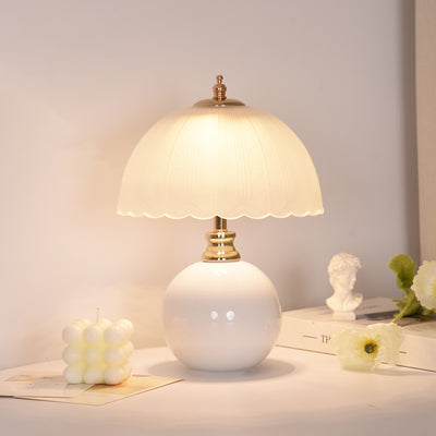 Zeitgenössische nordische Halbkugel-Blumenglobus-Basis Eisen Keramik Glas 1-Licht Tischlampe für das Schlafzimmer 