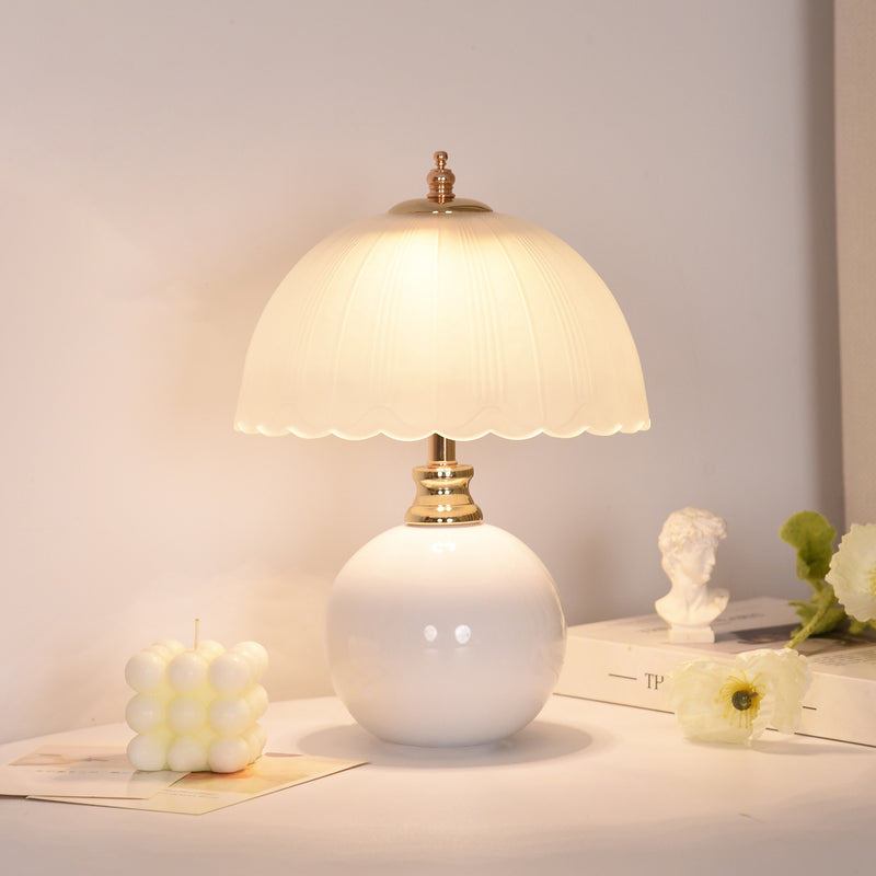Zeitgenössische nordische Halbkugel-Blumenglobus-Basis Eisen Keramik Glas 1-Licht Tischlampe für das Schlafzimmer 