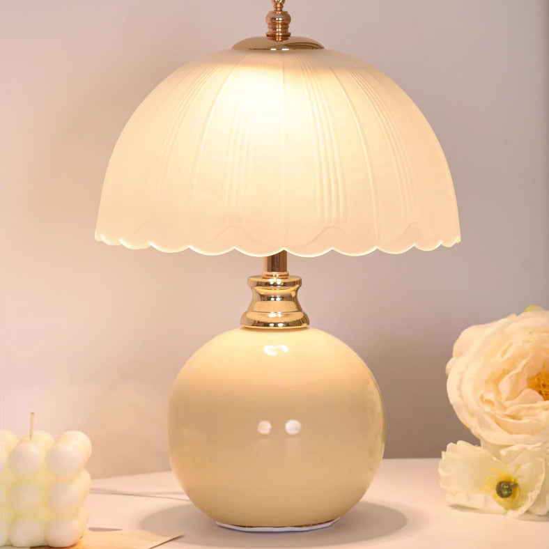 Zeitgenössische nordische Halbkugel-Blumenglobus-Basis Eisen Keramik Glas 1-Licht Tischlampe für das Schlafzimmer 