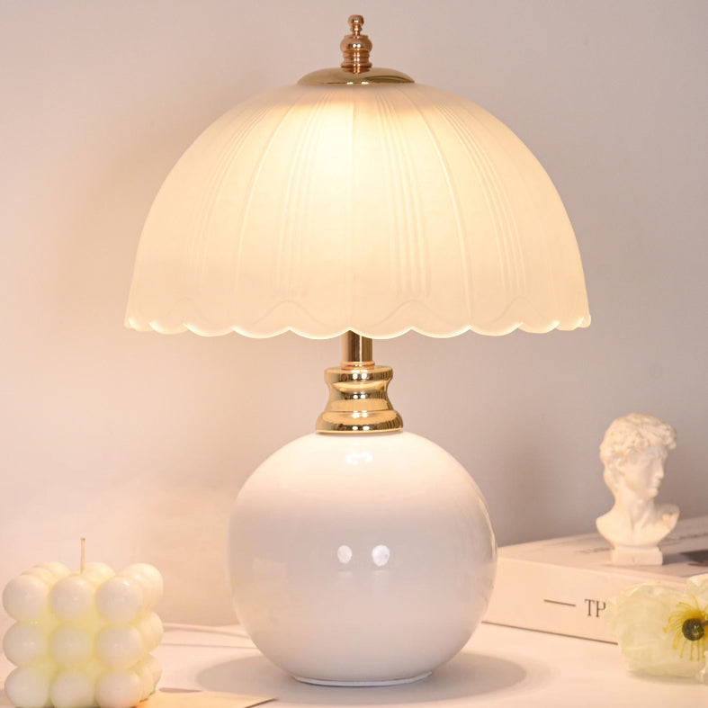 Zeitgenössische nordische Halbkugel-Blumenglobus-Basis Eisen Keramik Glas 1-Licht Tischlampe für das Schlafzimmer 