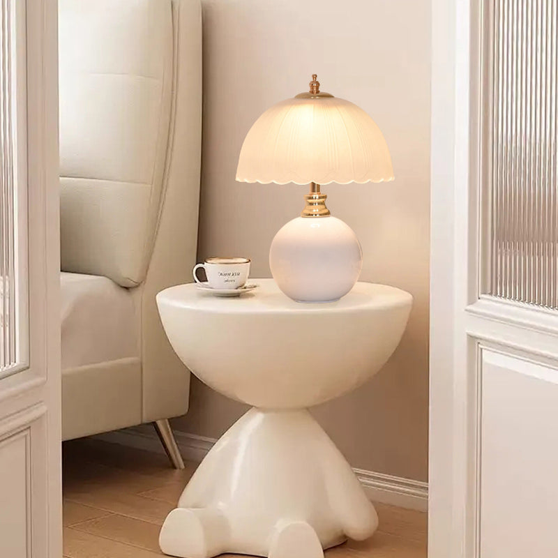 Zeitgenössische nordische Halbkugel-Blumenglobus-Basis Eisen Keramik Glas 1-Licht Tischlampe für das Schlafzimmer 