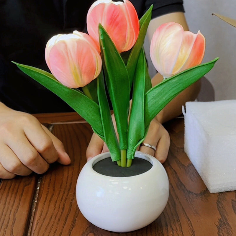 Zeitgenössische kreative Tulpenblumen-Keramik-PU-USB-LED-Tischlampe für das Schlafzimmer 