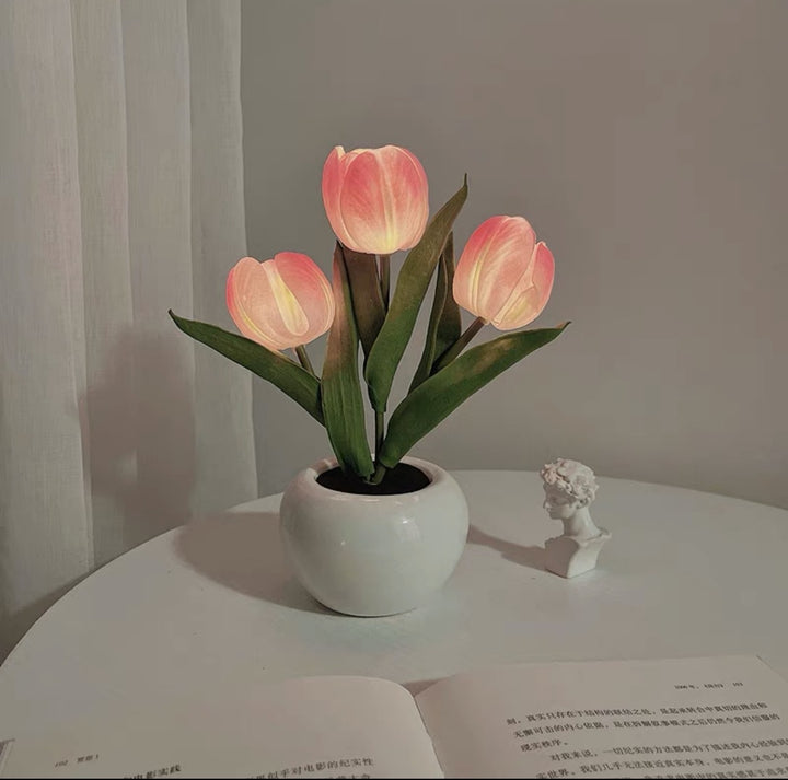 Lámpara de mesa LED USB de cerámica PU con flor de tulipán creativa contemporánea para dormitorio 