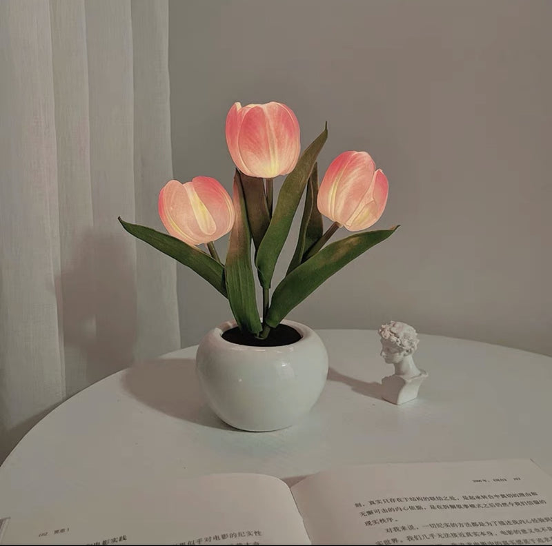 Zeitgenössische kreative Tulpenblumen-Keramik-PU-USB-LED-Tischlampe für das Schlafzimmer 