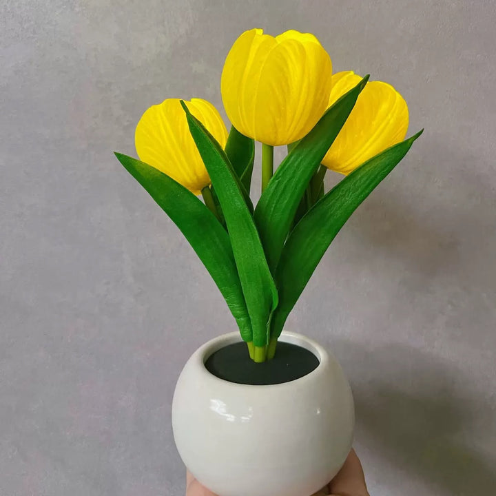 Lámpara de mesa LED USB de cerámica PU con flor de tulipán creativa contemporánea para dormitorio 
