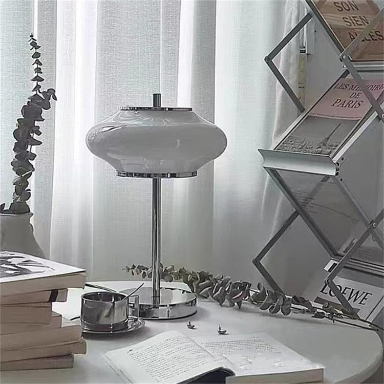 مصباح طاولة LED من الحديد والزجاج على شكل UFO من منتصف القرن الحديث لغرفة المعيشة 