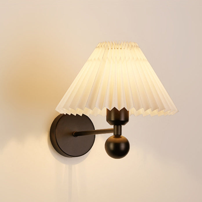 Zeitgenössische nordische Trommel Falten Stoff Eisen 1-Licht Wandleuchte für Wohnzimmer 