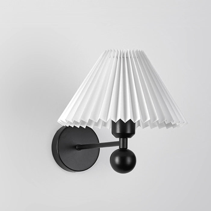 Zeitgenössische nordische Trommel Falten Stoff Eisen 1-Licht Wandleuchte für Wohnzimmer 