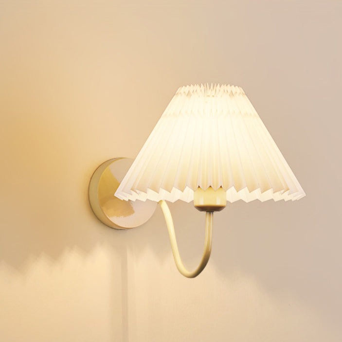 Zeitgenössische nordische Trommel Falten Stoff Eisen 1-Licht Wandleuchte für Wohnzimmer 