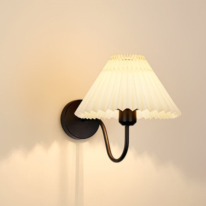 Zeitgenössische nordische Trommel Falten Stoff Eisen 1-Licht Wandleuchte für Wohnzimmer 