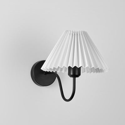 Zeitgenössische nordische Trommel Falten Stoff Eisen 1-Licht Wandleuchte für Wohnzimmer 