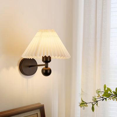 Zeitgenössische nordische Trommel Falten Stoff Eisen 1-Licht Wandleuchte für Wohnzimmer 