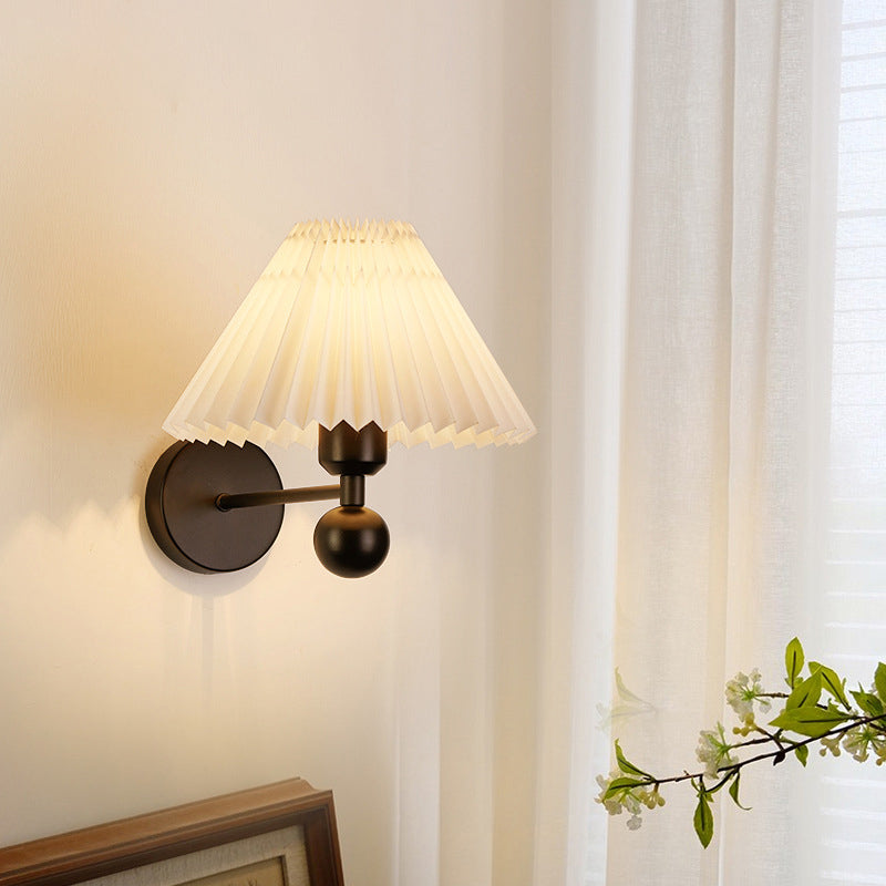 Zeitgenössische nordische Trommel Falten Stoff Eisen 1-Licht Wandleuchte für Wohnzimmer 
