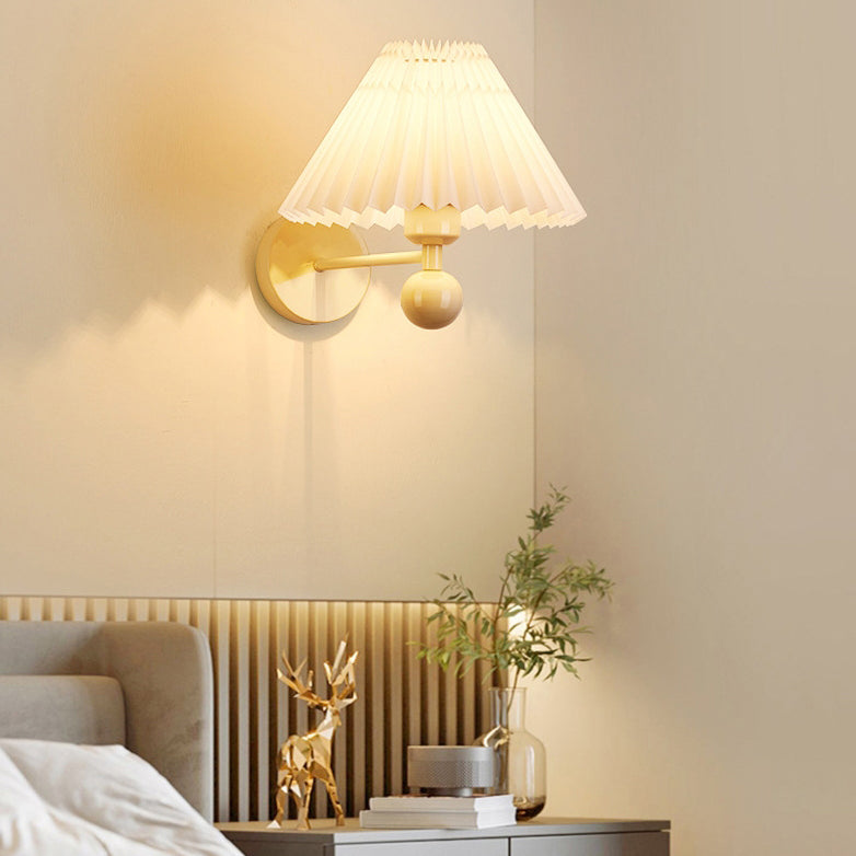 Zeitgenössische nordische Trommel Falten Stoff Eisen 1-Licht Wandleuchte für Wohnzimmer 