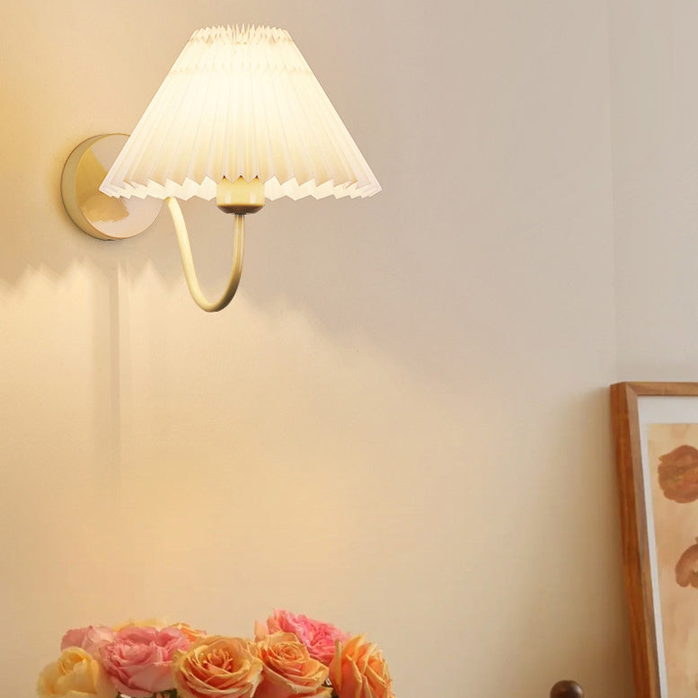 Zeitgenössische nordische Trommel Falten Stoff Eisen 1-Licht Wandleuchte für Wohnzimmer 