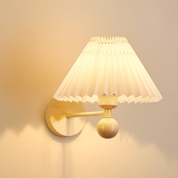 Zeitgenössische nordische Trommel Falten Stoff Eisen 1-Licht Wandleuchte für Wohnzimmer 