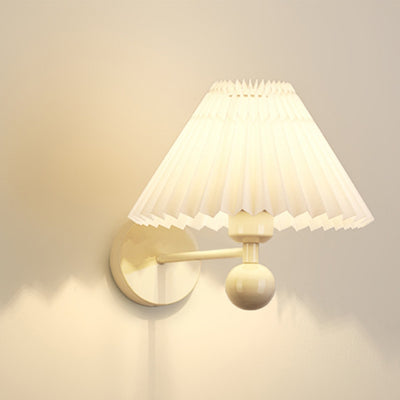 Zeitgenössische nordische Trommel Falten Stoff Eisen 1-Licht Wandleuchte für Wohnzimmer 