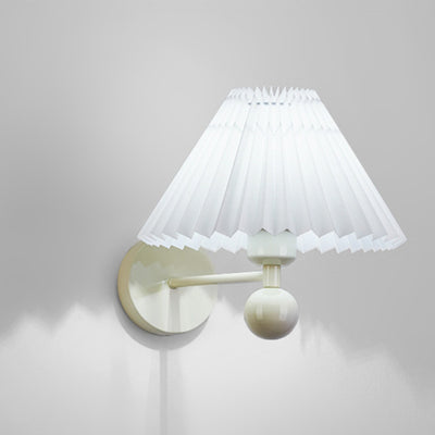 Zeitgenössische nordische Trommel Falten Stoff Eisen 1-Licht Wandleuchte für Wohnzimmer 