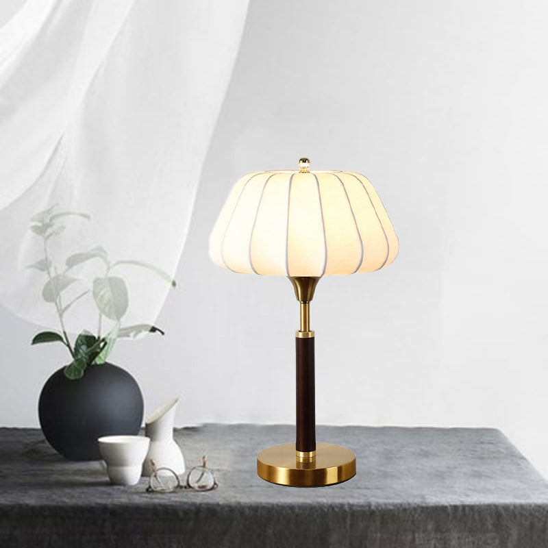 Lampe de table contemporaine rétro en bois, laiton et soie, forme tambour, 1 lumière pour chambre 