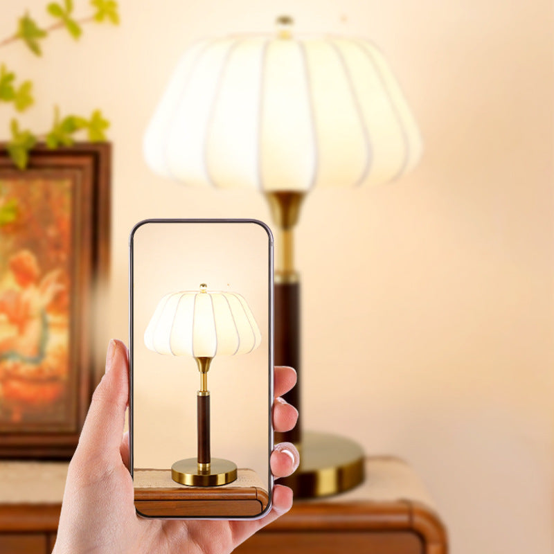 Lampe de table contemporaine rétro en bois, laiton et soie, forme tambour, 1 lumière pour chambre 