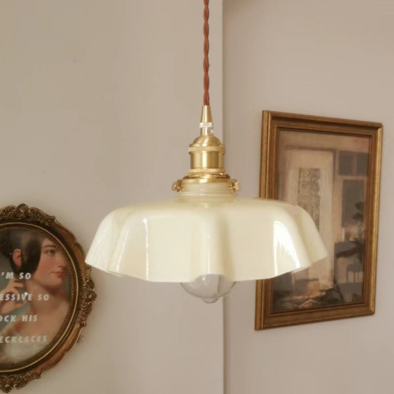 Lustre suspendu à 1 lumière en laiton vintage traditionnel avec verre en forme de pétale pour salle à manger 
