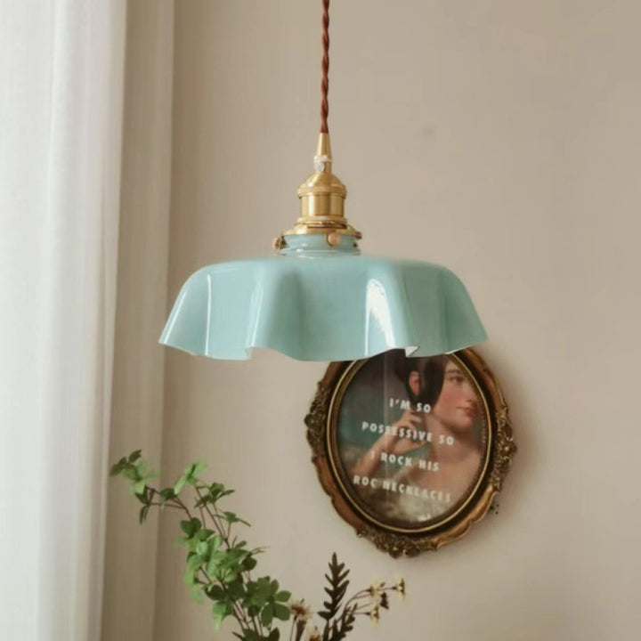 Lustre suspendu à 1 lumière en laiton vintage traditionnel avec verre en forme de pétale pour salle à manger 