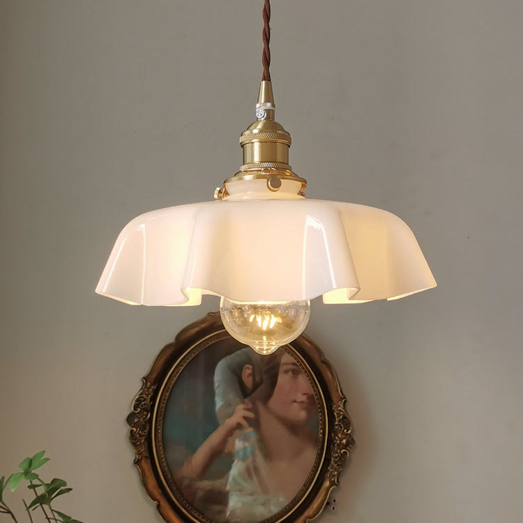 Lustre suspendu à 1 lumière en laiton vintage traditionnel avec verre en forme de pétale pour salle à manger 