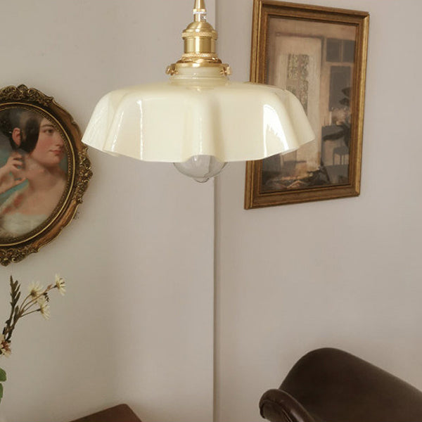 Lustre suspendu à 1 lumière en laiton vintage traditionnel avec verre en forme de pétale pour salle à manger 