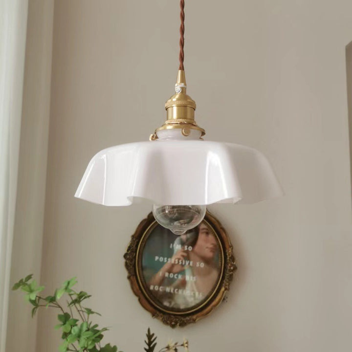 Lustre suspendu à 1 lumière en laiton vintage traditionnel avec verre en forme de pétale pour salle à manger 