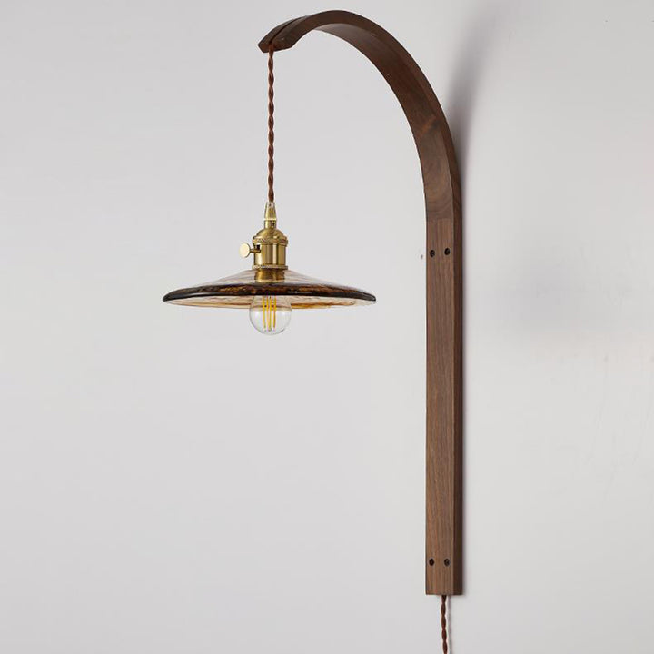 Traditionelle japanische Walnuss-Holz-Glas-Keramik-Gekrümmte Kegel-Prisma-Zylinder 1-Licht-Wandleuchte für das Schlafzimmer 
