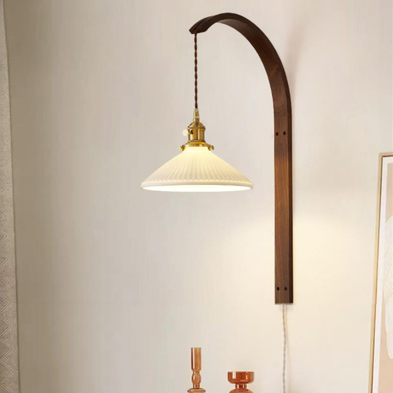 Traditionelle japanische Walnuss-Holz-Glas-Keramik-Gekrümmte Kegel-Prisma-Zylinder 1-Licht-Wandleuchte für das Schlafzimmer 
