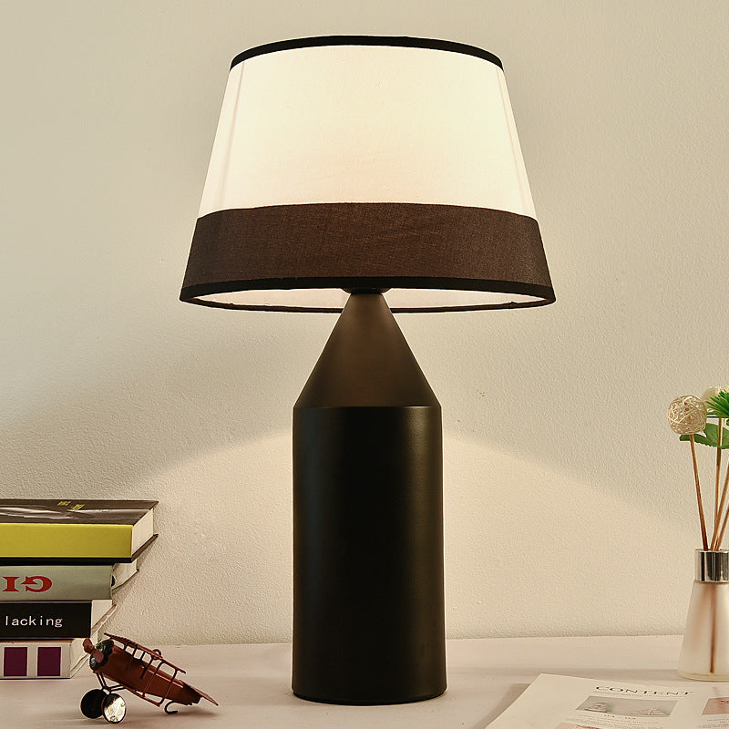 Zeitgenössische kreative Weinflaschenform Hardware Stoff 1-Licht Tischlampe für Schlafzimmer 