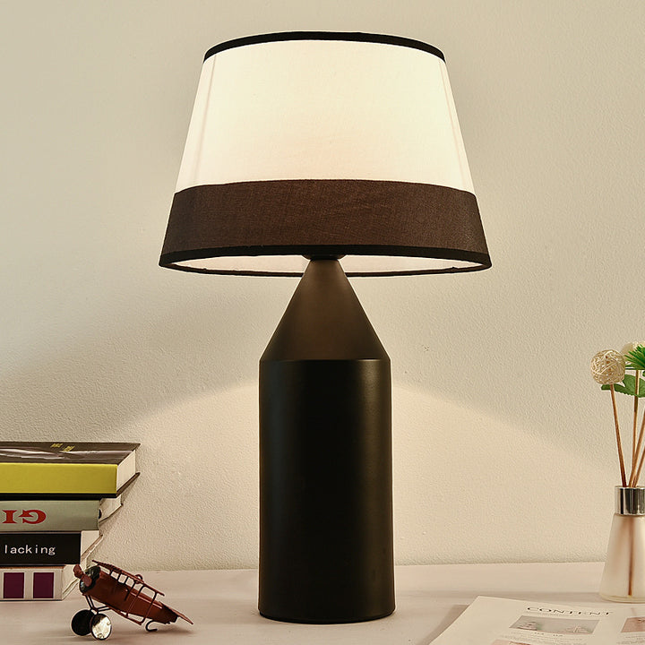 Zeitgenössische kreative Weinflaschenform Hardware Stoff 1-Licht Tischlampe für Schlafzimmer 
