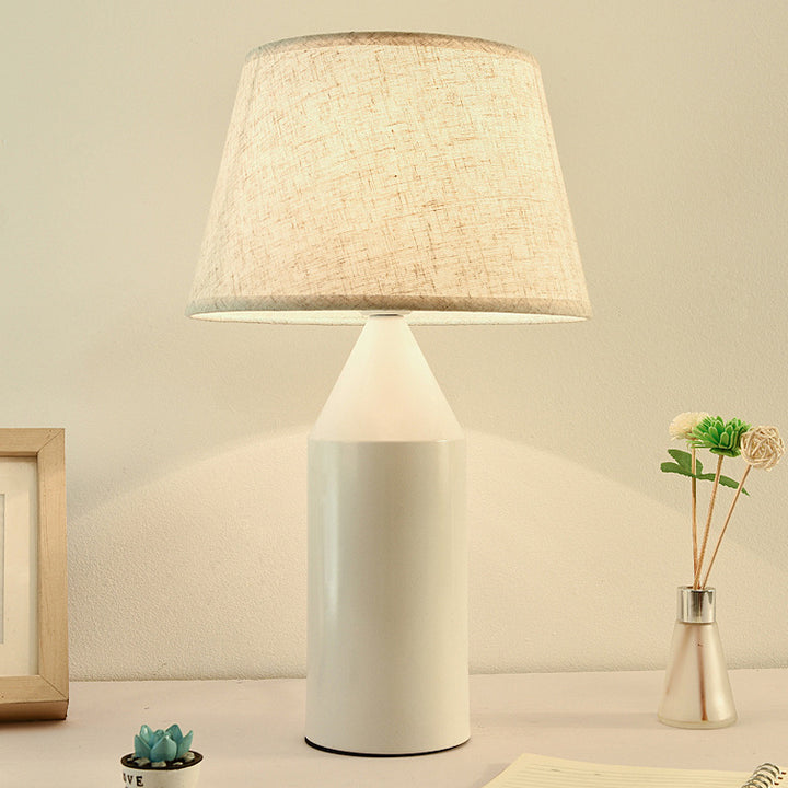 Zeitgenössische kreative Weinflaschenform Hardware Stoff 1-Licht Tischlampe für Schlafzimmer 