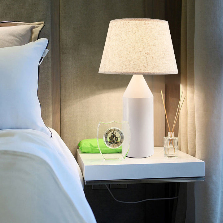 Zeitgenössische kreative Weinflaschenform Hardware Stoff 1-Licht Tischlampe für Schlafzimmer 