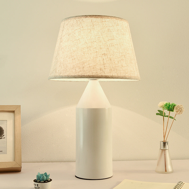 Zeitgenössische kreative Weinflaschenform Hardware Stoff 1-Licht Tischlampe für Schlafzimmer 