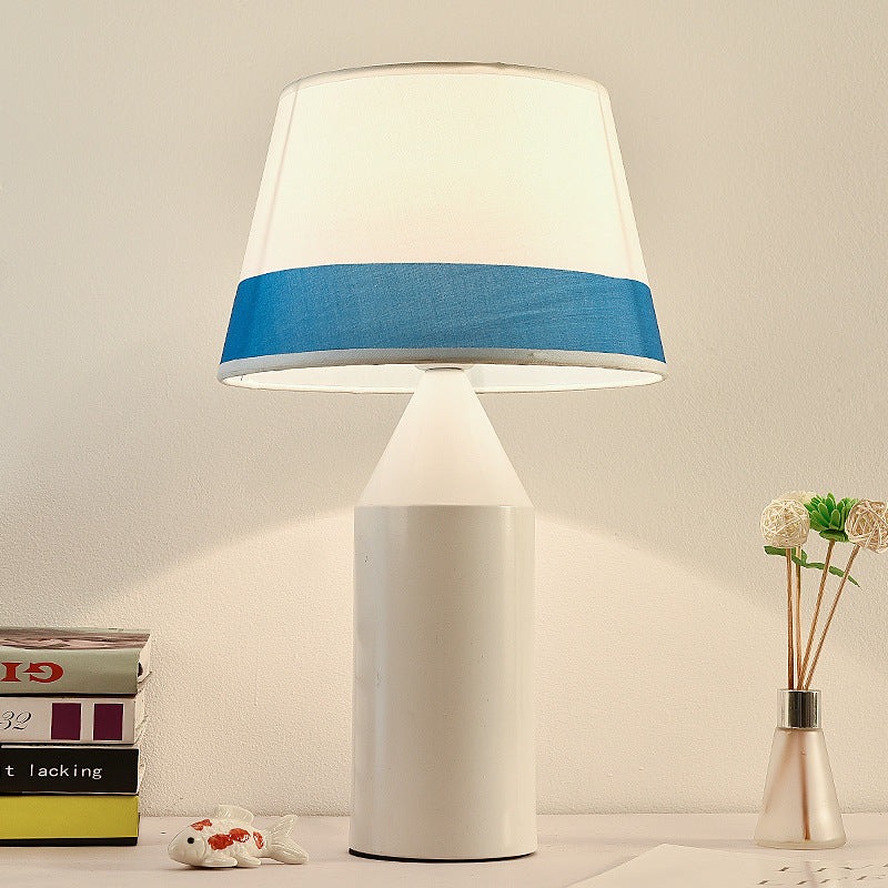 Zeitgenössische kreative Weinflaschenform Hardware Stoff 1-Licht Tischlampe für Schlafzimmer 