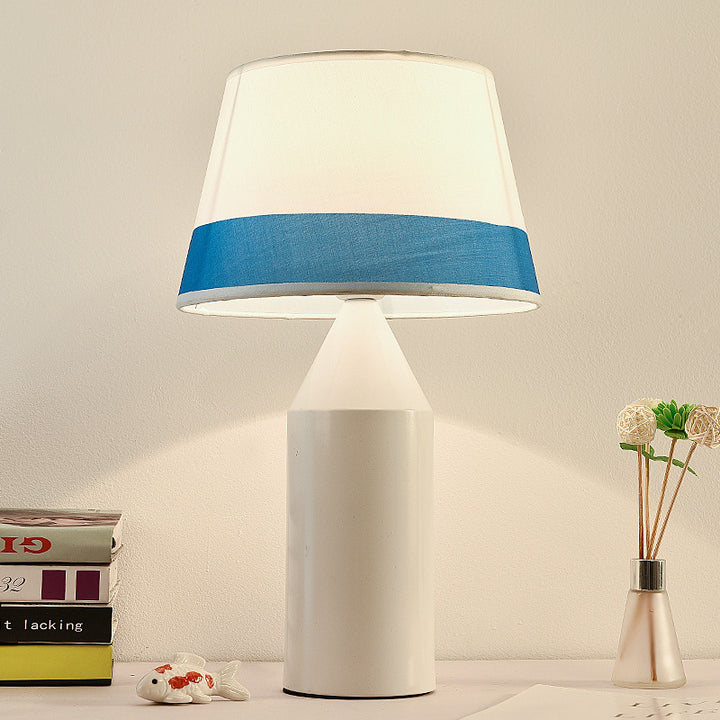 Zeitgenössische kreative Weinflaschenform Hardware Stoff 1-Licht Tischlampe für Schlafzimmer 