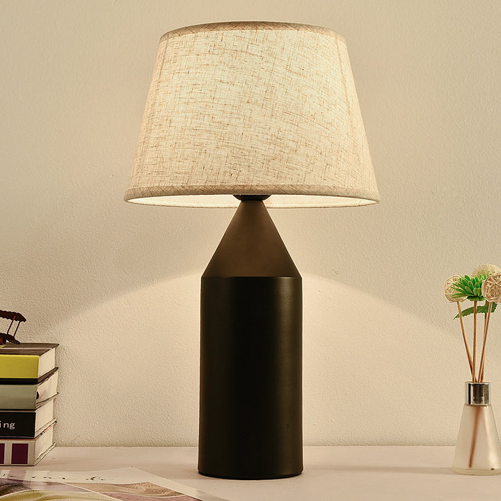 Zeitgenössische kreative Weinflaschenform Hardware Stoff 1-Licht Tischlampe für Schlafzimmer 