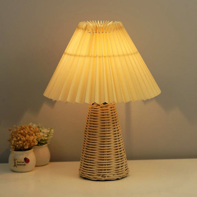 Zeitgenössische Boho Falten Drum Stoff Rattan LED Tischlampe für das Schlafzimmer 