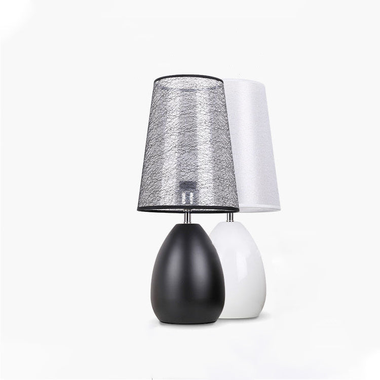 Lampe de table contemporaine de luxe avec abat-jour en tissu trapézoïdal craquelé en fer à 1 lumière pour chambre 