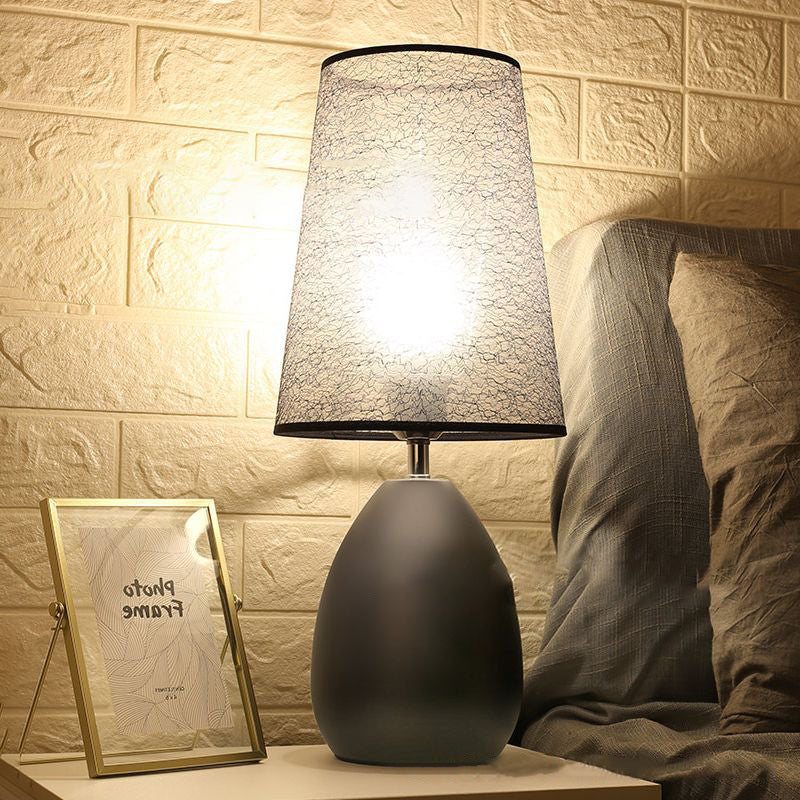 Lampe de table contemporaine de luxe avec abat-jour en tissu trapézoïdal craquelé en fer à 1 lumière pour chambre 