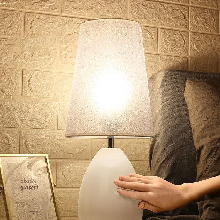 Lampe de table contemporaine de luxe avec abat-jour en tissu trapézoïdal craquelé en fer à 1 lumière pour chambre 
