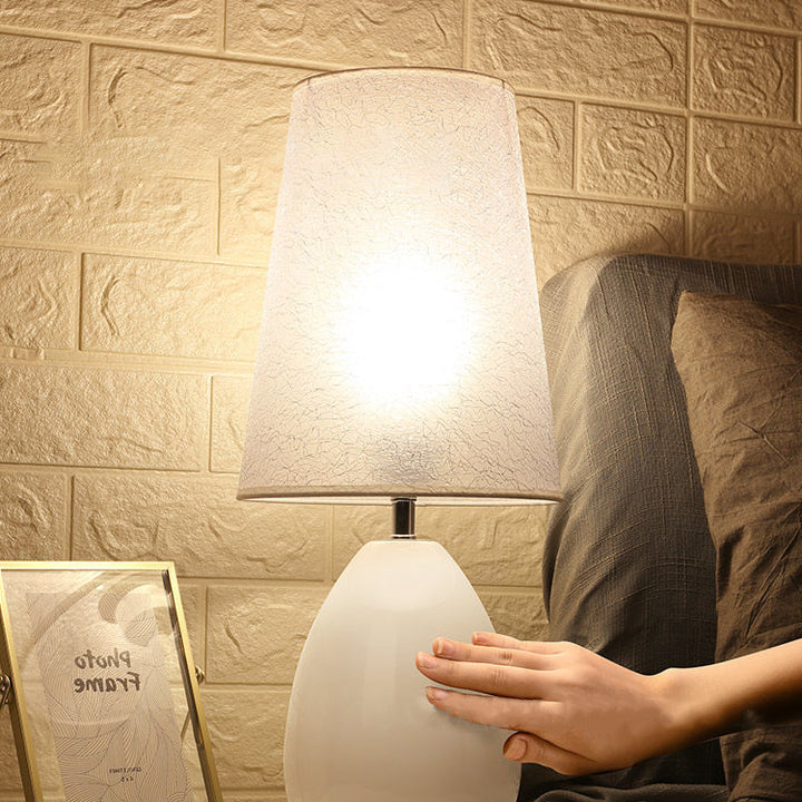 Lampe de table contemporaine de luxe avec abat-jour en tissu trapézoïdal craquelé en fer à 1 lumière pour chambre 
