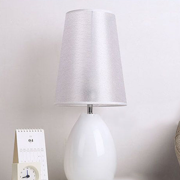 Lampe de table contemporaine de luxe avec abat-jour en tissu trapézoïdal craquelé en fer à 1 lumière pour chambre 