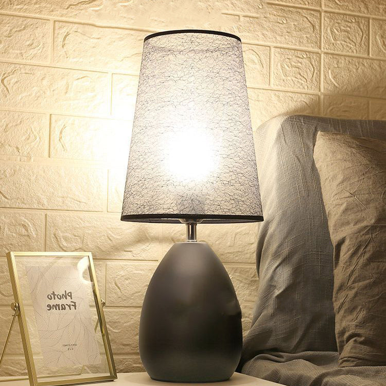 Lampe de table contemporaine de luxe avec abat-jour en tissu trapézoïdal craquelé en fer à 1 lumière pour chambre 