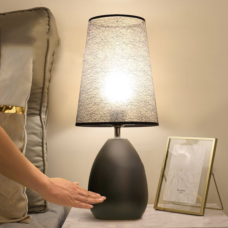 Lampe de table contemporaine de luxe avec abat-jour en tissu trapézoïdal craquelé en fer à 1 lumière pour chambre 