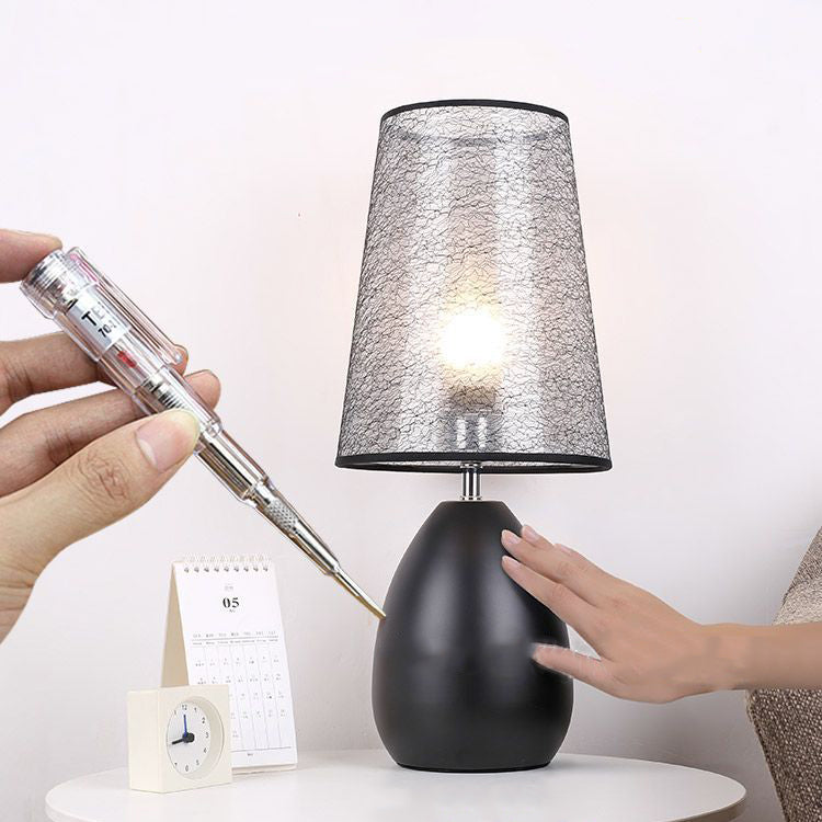 Lampe de table contemporaine de luxe avec abat-jour en tissu trapézoïdal craquelé en fer à 1 lumière pour chambre 