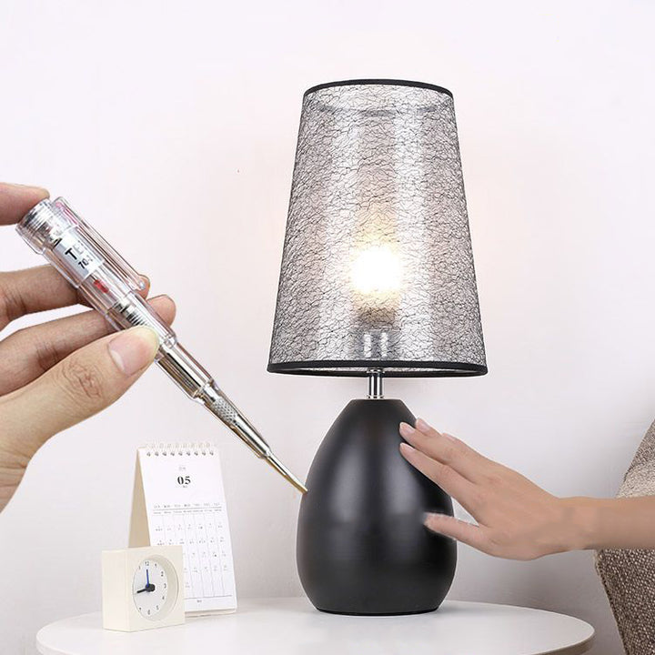 Lampe de table contemporaine de luxe avec abat-jour en tissu trapézoïdal craquelé en fer à 1 lumière pour chambre 