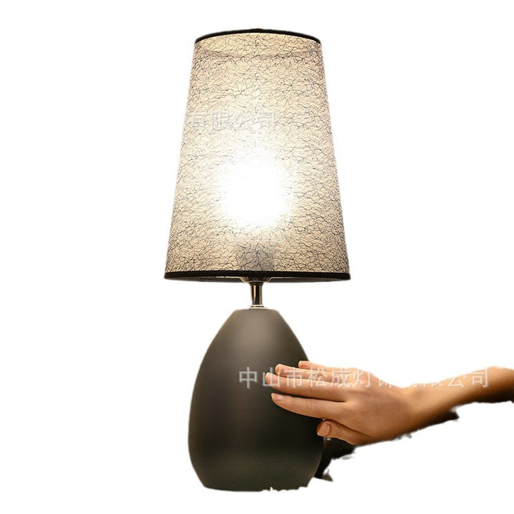 Lampe de table contemporaine de luxe avec abat-jour en tissu trapézoïdal craquelé en fer à 1 lumière pour chambre 